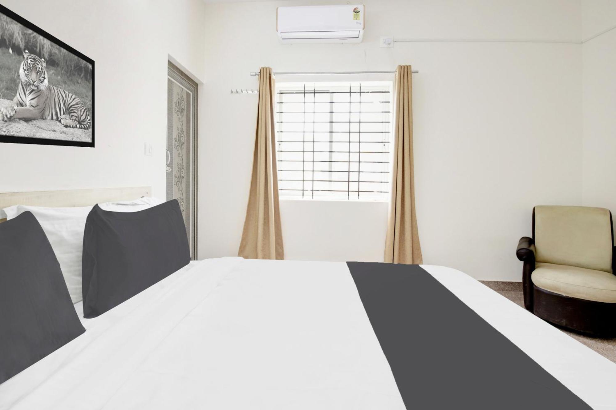 Hotel O Sri Manjunatha Deluxe Suites Bangalore Exteriör bild