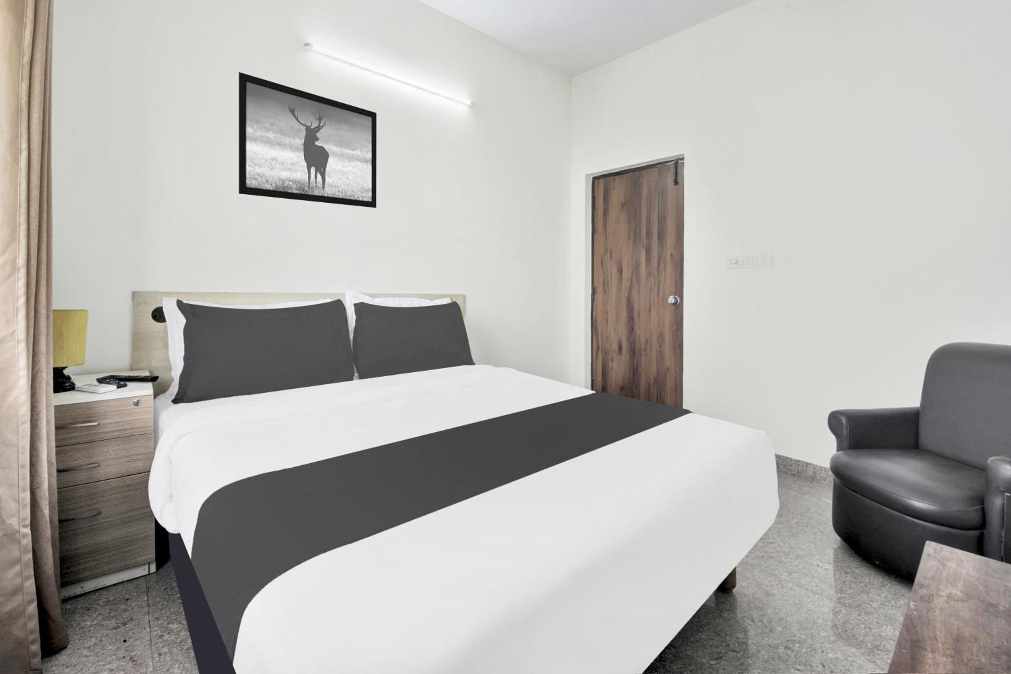 Hotel O Sri Manjunatha Deluxe Suites Bangalore Exteriör bild