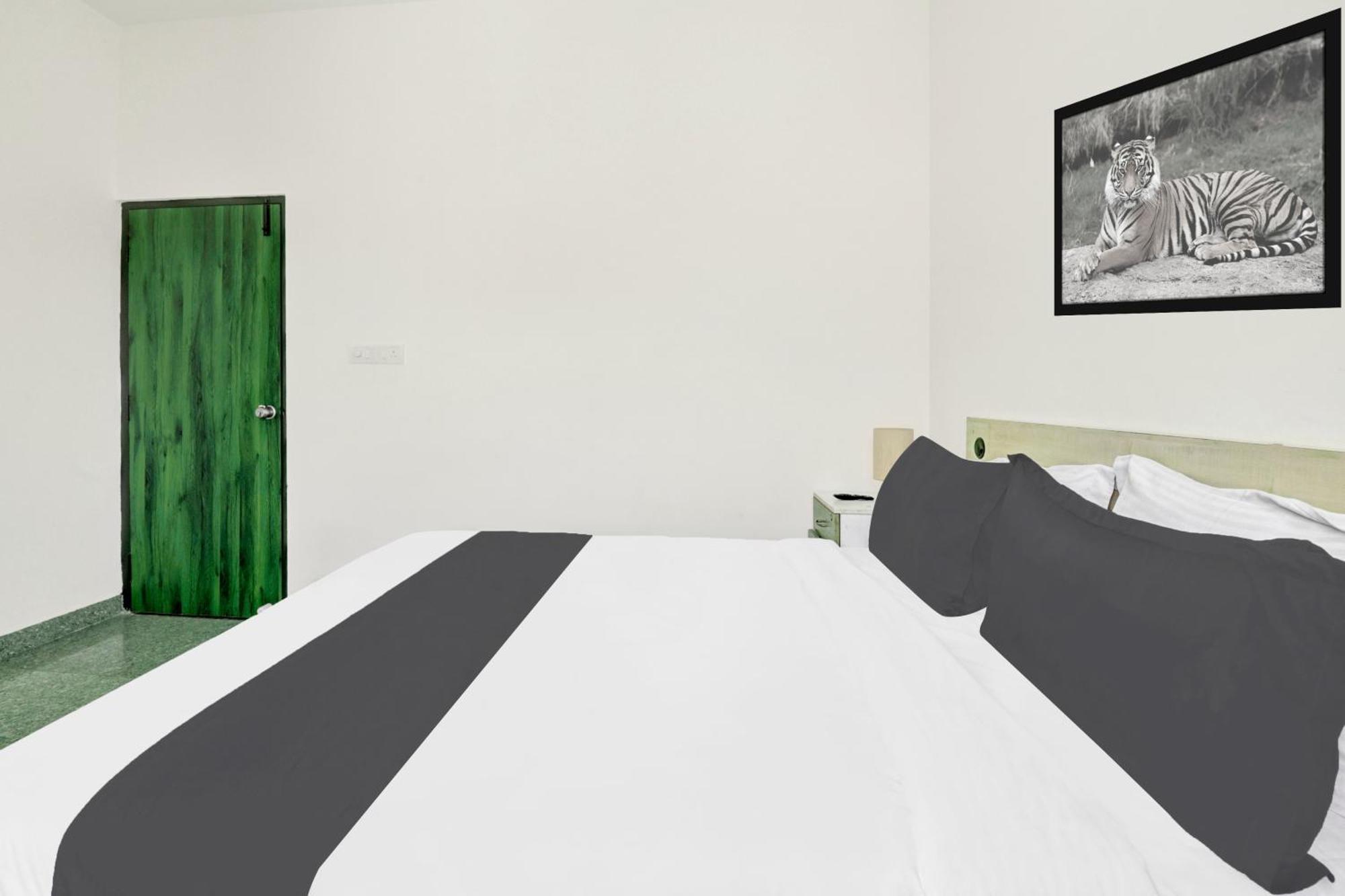 Hotel O Sri Manjunatha Deluxe Suites Bangalore Exteriör bild