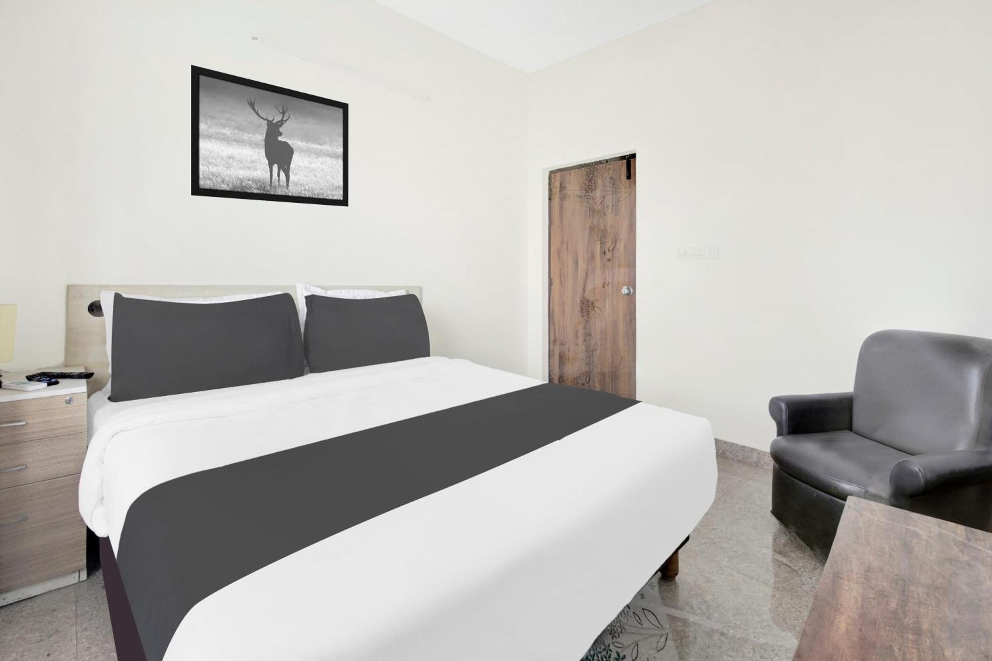 Hotel O Sri Manjunatha Deluxe Suites Bangalore Exteriör bild
